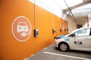 Im neuen Parkhaus an der Reuss gibt es 12 E-Tankstellen. (Bild: PD)