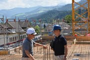 Jan Colruyt (links) und Thomas Egli diskutieren den Baufortschritt. (Bild: Ruben Schönenberger)
