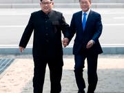 Der nordkoreanische Machthaber Kim Jong Un und der südkoreanische Präsident Moon Jae-in bei ihrem historischen Treffen im April 2018. Nun verhandeln beide Länder über baldige Familientreffen. (Foto: Korea Summit Press Pool via AP, File) (Bild: KEYSTONE/AP Korea Summit Press Pool)