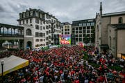 Schweizer Fans fiebern mit der Nati beim Hotel Schweizerhof mit. (Bild: Philipp Schmidli (Luzern, 17. Juni 2018))