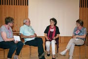 Podium mit Franz und Bernadette Inauen (Mitte). Ganz links: Regula Gerig, Geschäftsleiterin Alzheimervereinigung OW/NW, und Theres Ettlin, Leiterin Beratung (rechts). (Bild: Marion Wannemacher (Sarnen, 21. Juni 2018))