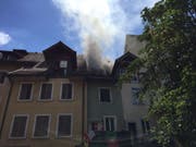 Aus einem Einfamilienhaus in der Altstadt von Mellingen AG drang dichter Rauch. Ein Übergreifen des Feuers auf andere Häuser konnte verhindert werden. (Bild: Handout Kantonspolizei Aargau)