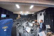 Georges Hanimann im neuen Pavillon für das Orchester. 55 Musiker und 24 Chorsänger haben hier Platz.