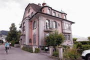 Das repräsentative Gebäude an der Chamerstrasse 1 steht auf unsicherem Boden. Deshalb entscheidet sich die Stadt für eine Sanierung «light». Bild: Werner Schelbert (Zug, 22. Juni 2018)