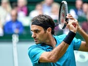 Roger Federer setzt zum Slice an (Bild: KEYSTONE/EPA/SASCHA STEINBACH)