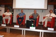 Roland Gutjahr, ehemaliger Präsident der Arbeitgebervereinigung, Roland Schneeberger, Präsident des Gewerbevereins, Berufswahl-Coach Christoph Sutter und Stadtpräsident David H. Bon am Podium im Museum am Hafen. (Bild: Markus Bösch)