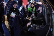 Arabische Frauen konnten an Infoanlässen erste Fahrerfahrungen an Simulatoren sammeln. (Bild: Sean Gallup/Getty (Jeddah, 21. Juni 2018))