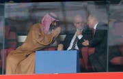 Arabiens Kronprinz Mohammad bin Salman, FIFA-Präsident Gianni Infantino und der Russische Präsident Vladimir Putin beim WM-Spiel Russland gegen Saudi Arabien.(Bild: EPA/PETER POWELL)