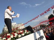Präsidentschaftskandidat Muharrem Ince bei einem Wahlkampfauftritt in Ankara. Ince rief Präsident Recep Tayyip Erdogan zu einem TV-Duell auf. (Bild: KEYSTONE/EPA/TUMAY BERKIN)