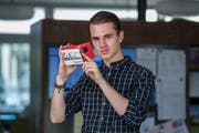 Max Sturm zeigt die Virtual-Reality-Brille, mit der seine App genutzt werden kann. (Bild: Dominik Wunderli (Luzern, 19. Juni 2018))