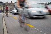 Ein Bild von 2014, kurz nach der Sanierung: Auf dem Velostreifen und der Auto-Fahrbahn sind deutlich Spurrillen zu erkennen. (Bild: Philipp Schmidli)