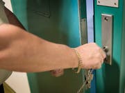 Für den Mord an einem Kokaindealer ist ein Serbe in Luzern zu 15 Jahre und 1 Monat Haft verurteilt worden. (Bild: KEYSTONE/CHRISTIAN BEUTLER)