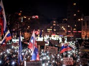 Nach der Ermordung des slowakischen Journalisten Jan Kuciak sind am Freitag in der Slowakei wieder zahlreiche Menschen auf die Strasse gegangen. (Bild: KEYSTONE/EPA/JAKUB GAVLAK)