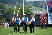 Die Alphorngruppe Reussblick beim 62. Zentralschweizer Jodlerfest. (Bild: Corinne Glanzmann (Schötz, 22. Juni 2018))