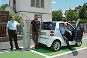 Bei der Ladestation auf dem Marktplatz: Stadtrat Urs Müller, Energiefachstellenleiter Daniel Moos, Stadtrat Ruedi Huber. (Bild: Mathias Frei)