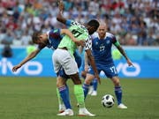 Zweikampf unter Weltklassespielern: Gylfi Sigurdsson gegen John Obi Mikel (Bild: Keystone/EPA/ZURAB KURTSIKIDZE)