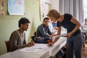 Blick ins Klassenzimmer: Lehrerin Myriame Schlegel bringt ihren Schülern neue Wörter bei. (Bilder: Benjamin Manser)
