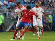 Celso Borges im Duell mit zwei Serben - oft sitzt der Costa Ricaner hinter dem Schlagzeug (Bild: KEYSTONE/EPA/TATYANA ZENKOVICH)