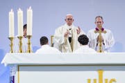 Papst Franziskus hielt am Donnerstag eine Predigt vor rund 30'000 Gläubigen in der Palexpo-Halle in Genf. (Bild: Martial Trezzini/Keystone)