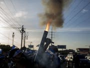 Demonstrant in Managua schiesst ein Granate ab. Bei den Protesten im mittelamerikanischen Land sind bisher nach Angaben von Menschenrechtlern mindestens 212 Personen getötet und über 1300 verletzt worden. (Bild: KEYSTONE/EPA EFE/JORGE TORRES)