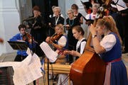 Der Kirchenchor Wald begleitet mit einem Quartett aus Streichern und einem Hackbrett den Militär-Gottesdienst. (Bild: PD/ Schweizer Armee)
