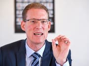 Travail.Suisse-Präsident und SP-Nationalrat Adrian Wüthrich warnt beim Vorstellen der Managerlohn-Studie in Bern vor einem nächsten «Boni-Rausch». (Bild: Keystone/ANTHONY ANEX)