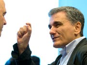Der griechische Finanzminister Euclid Tsakalotos zeigt sich mit den Bedingungen der Finanzminister der Eurozone für das Ende des Rettungsprogramms für Griechenland zufrieden. . (Foto:Virginia Mayo/AP) (Bild: KEYSTONE/AP/VIRGINIA MAYO)