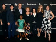 Sender kennt nach rassistischem Tweet kein Pardon: Die Familie Conner kehrt im Herbst ins Fernsehen zurück - allerdings ohne die bisherige Hauptfigur Roseanne Barr (Mitte). (Bild: Keystone/AP/JORDAN STRAUSS)