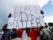 Seit 2014 tötete die Polizei in den USA Schätzungen zufolge jährlich rund 300 schwarze US-Bürger, von denen rund ein Viertel unbewaffnet war. Diese Polizeigewalt führt zu psychischen Problemen bei Schwarzen. (Bild: KEYSTONE/AP/GERALD HERBERT)
