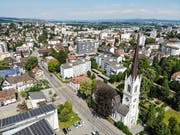 Die Luftaufnahme der Stadtkirche verdeutlicht, dass die Kirche mitten im Wohngebiet steht. (Bild: Reto Martin)