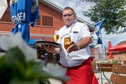 Pallino-Wirt Marcel Wegmüller schenkt eine der günstigsten Stangen Bier in der Stadt Luzern aus. (Bild: Corinne Glanzmann, Luzern, 22. Juni 2018)