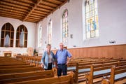 Claudia Schindler, Präsidentin der evangelischen Kirchgemeinde Amriswil-Sommeri und Eugen Fahrni, Präsident des Ortsmuseums Amriswil posieren in der evangelischen Kirche in Amriswil zum Anlass des 125-Jährigen Jubiläums der evangelischen Kirchgemeinde Amriswil. (Thi My Lien Nguyen, 12.09.2017)