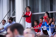 Schweizer und serbische Fans bibbern nebeneinander. (Bild: Jakob Ineichen, Luzern 22. Juni 2018)
