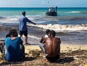 Afrikanische Migranten warten auf ein Rettungsboot an der libyschen Küste. Bild: AP (Tripoli, 20. Juni 2018)