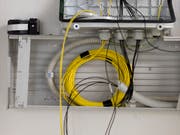 Sunrise scheitert mit dem Gesuch zur Entbündelung der Swisscom-Glasfasern vor der Eidg. Kommunikationskommission Comcom. (Bild: KEYSTONE/GAETAN BALLY)