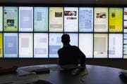 Ein Journalist schaut die digitale Blattplanung in der Redaktion der Aargauer Zeitung an. (Bild: Gaetan Bally/Keystone, Aarau, 13. Januar 2012)