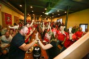 Beim Schweizer Siegtreffer gibt es bei den Fans im Bierlager kein Halten mehr