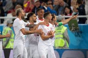 Granit Xhaka (Mitte) feiert seinen Treffer zum 1:1 mit seinen Teamkollegen und der Doppeladler-Geste. (Bild: Laurent Gilliéron/Keystone. Kaliningrad, 22. Juni 2018).