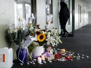 Blumen und Beileidsbekundungen vor dem Hauseingang in Carouge GE, wo der Verurteilte vor sechs Jahren das zwölfjährige Mädchen getötet hatte. (Bild: Keystone/MAGALI GIRARDIN)