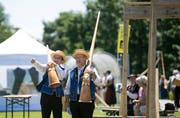 Mitglieder der Alphorngruppe Reussblick auf dem Festgelände in Schötz. (Corinne Glanzmann/LZ, 22. Juni 2018)