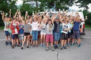 Die erfolgreichsten Buben und Mädchen zeigen stolz ihre Pokale. (Bild: Romano Cuonz (Sarnen, 21. Juni 2018))
