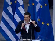 Zum Abschluss seiner Rede bindet Tsipras die Krawatte wieder los. (Bild: KEYSTONE/AP/PETROS GIANNAKOURIS)