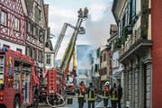 Grosseinsatz der Feuerwehr beim Altstadtbrand von Steckborn. (Bild: Reto Martin, 21. Dezember 2015)
