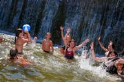 Eine Schulklasse beim Wasserfall im Gruensammler in der Schliere in Alpnach. (Bild Markus von Rotz)