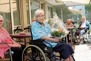 Zum hundertsten Geburtstag bekam Agnes Zingerli gleich drei Blumensträusse geschenkt. (Bild: Carmen Kaufmann)