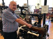 Gottlob Lutz versteht es, jede der Maschinen in Gang zu setzen und deren Funktion im Detail zu erläutern.