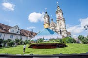 Die Sonne leuchtet über Edgars Kunstrasenwelt – die Strahlen fehlen noch. Unter dem Altar schlummert der «Garten der Lüste». (Bild: Bilder: Urs Bucher)