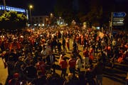 Fussball-Party unter freiem Himmel: Der Andrang beim Schwanenkreisel war so gross, dass keine Autos mehr ins Epizentrum der Feier vorstiessen.Bild: Christoph Heer