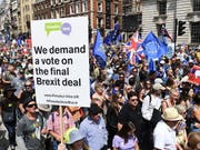 Zehntausende haben in London für eine Volksabstimmung über den Brexit demonstriert. (Bild: KEYSTONE/EPA/ANDY RAIN)
