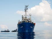 Das Hilfs-Schiff «Lifeline» mit 230 Flüchtlingen an Bord wartet in internationalen Gewässern. Auf der Suche nach einem Hafen laufen Gespräche mit mehreren Staaten, die die Menschen aufnehmen könnten. (Bild vom 21. Juni) (Bild: KEYSTONE/AP Mission Lifeline/HERMINE POSCHMANN)